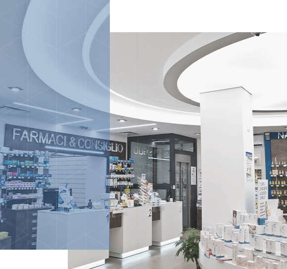 Interno di una farmacia moderna con scaffali e prodotti.