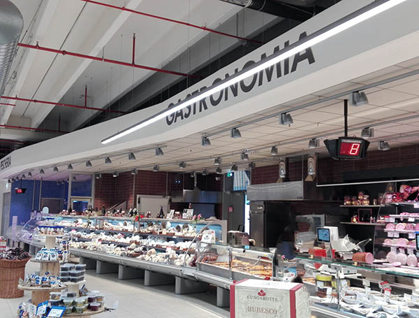 Banco gastronomia in supermercato con vari prodotti alimentari.