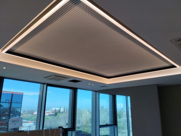 Soffitto moderno con illuminazione integrata e finestre panoramiche.