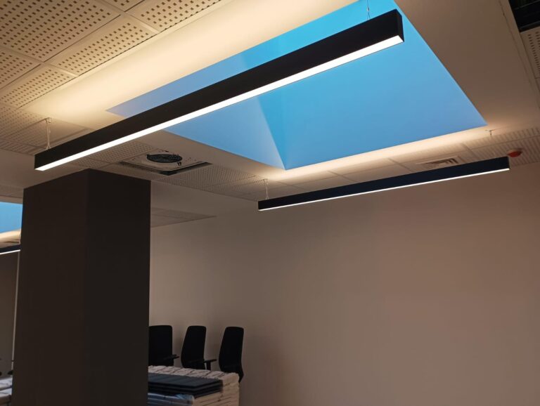 Lampade sospese in un ufficio con soffitto moderno.